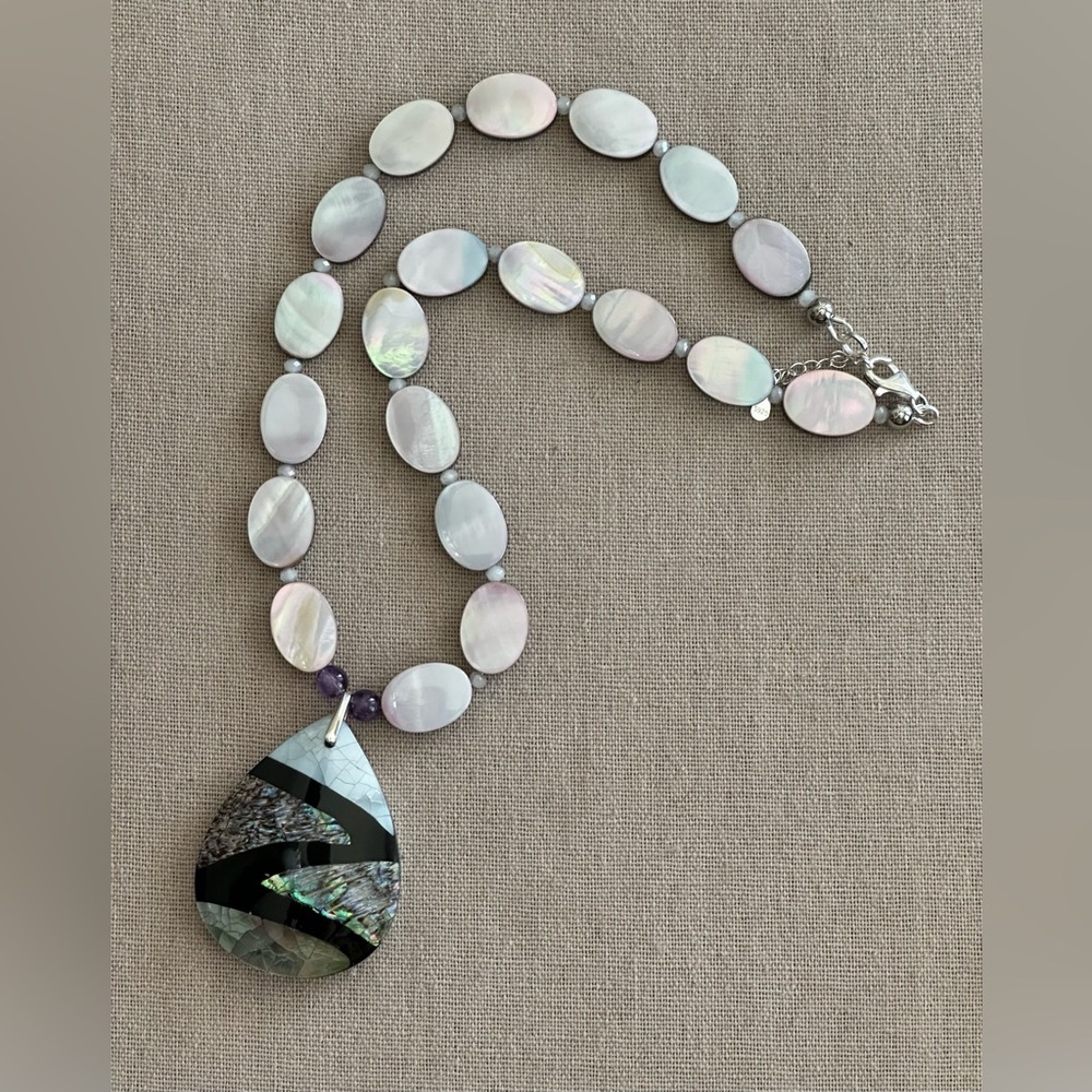 22 inch Mother of Pearl Oval bead Necklace NWOT